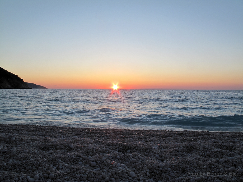 096 Tramonto spiaggia di Mirtos